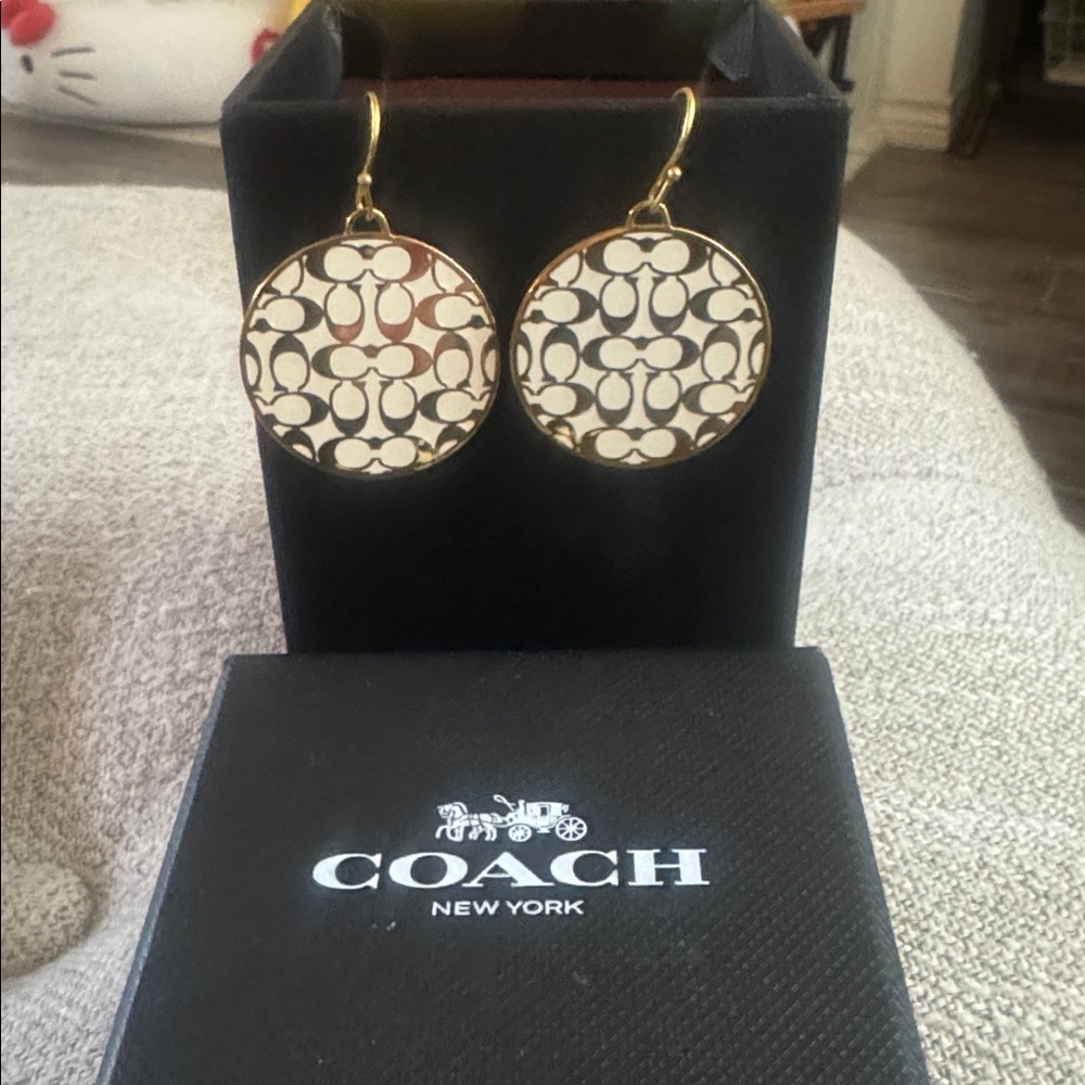 NWOT, Coach vintage gold /chalk signature earrings . - Picture 4 of 5